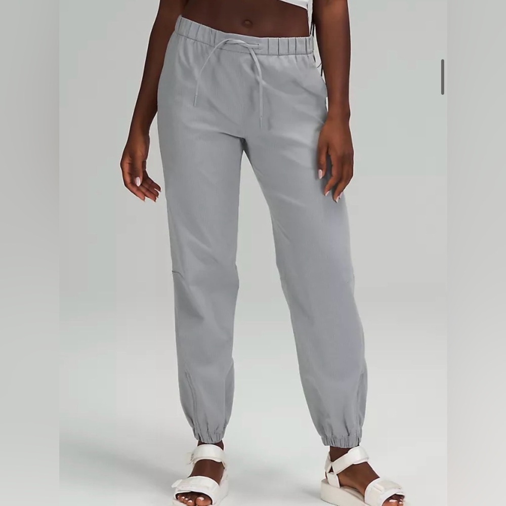 Lululemon Women’s Gray Essential Affinity Jogger Mid-Ride 27”